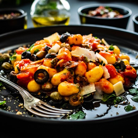 Rezept für Gnocchi mit Tomaten-Oliven-Sauce
