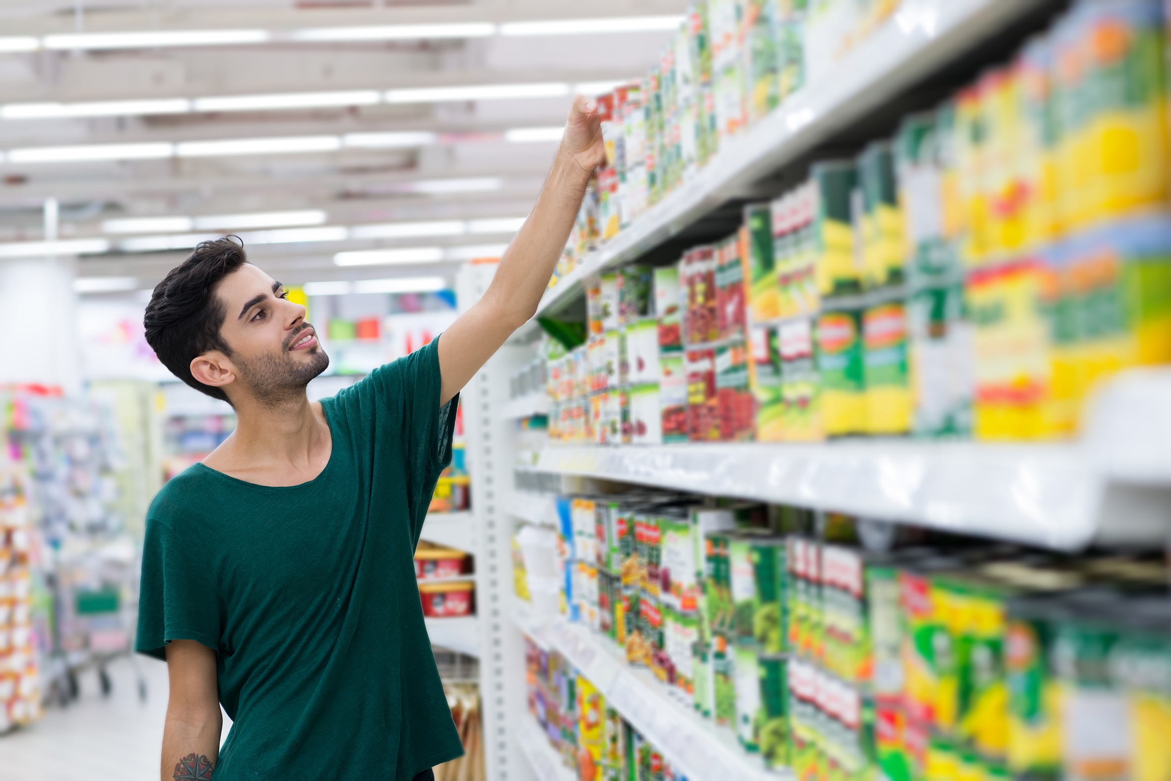 Die Dose im Supermarkt wird gekauft