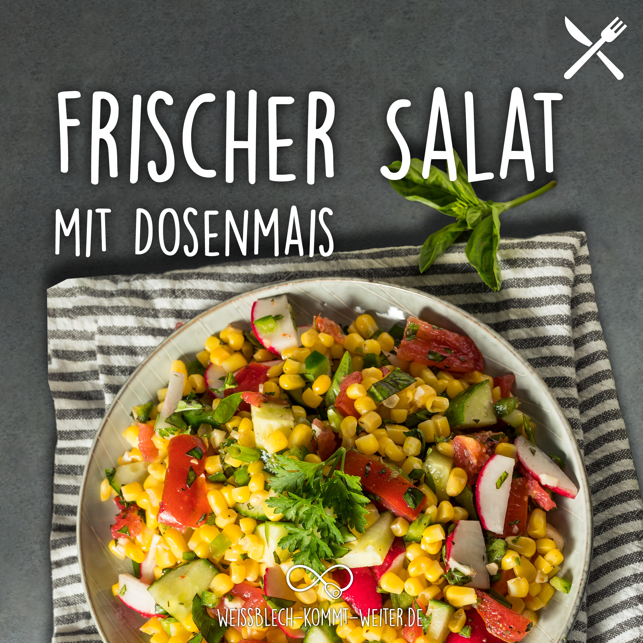 Frischer Salat mit Mais aus der Dose